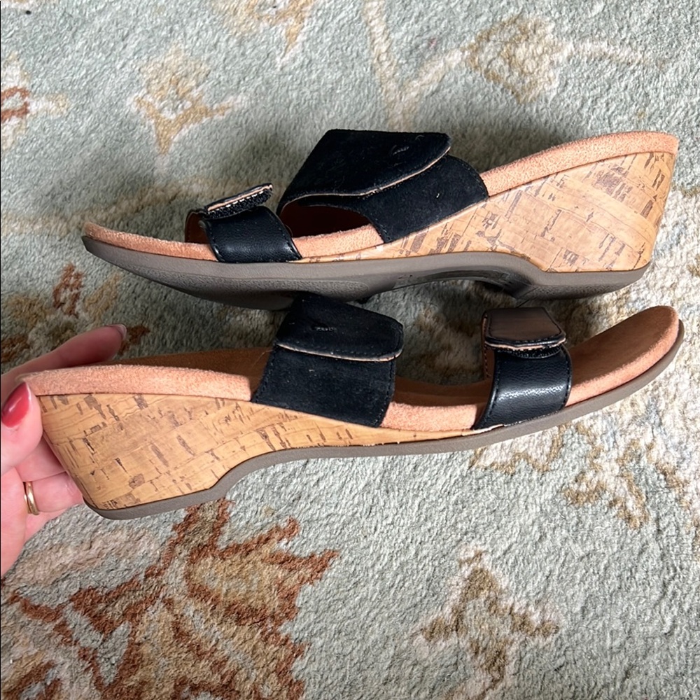 Vionic Black wedge sandals - Picture 4 of 4